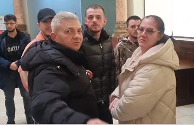 „Ce filmezi, mă? Ce filmezi, mă?” » Arestații din „dosarul Păulești” au declanșat un scandal-monstru pe holurile Judecătoriei Ploiești + Nepoata lui Florin Salam, printre agresori