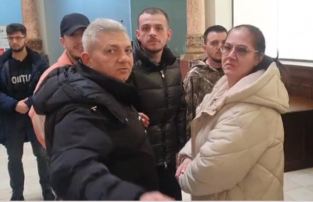 „Ce filmezi, mă? Ce filmezi, mă?” » Arestații din „dosarul Păulești” au declanșat un scandal-monstru pe holurile Judecătoriei Ploiești + Nepoata lui Florin Salam, printre agresori