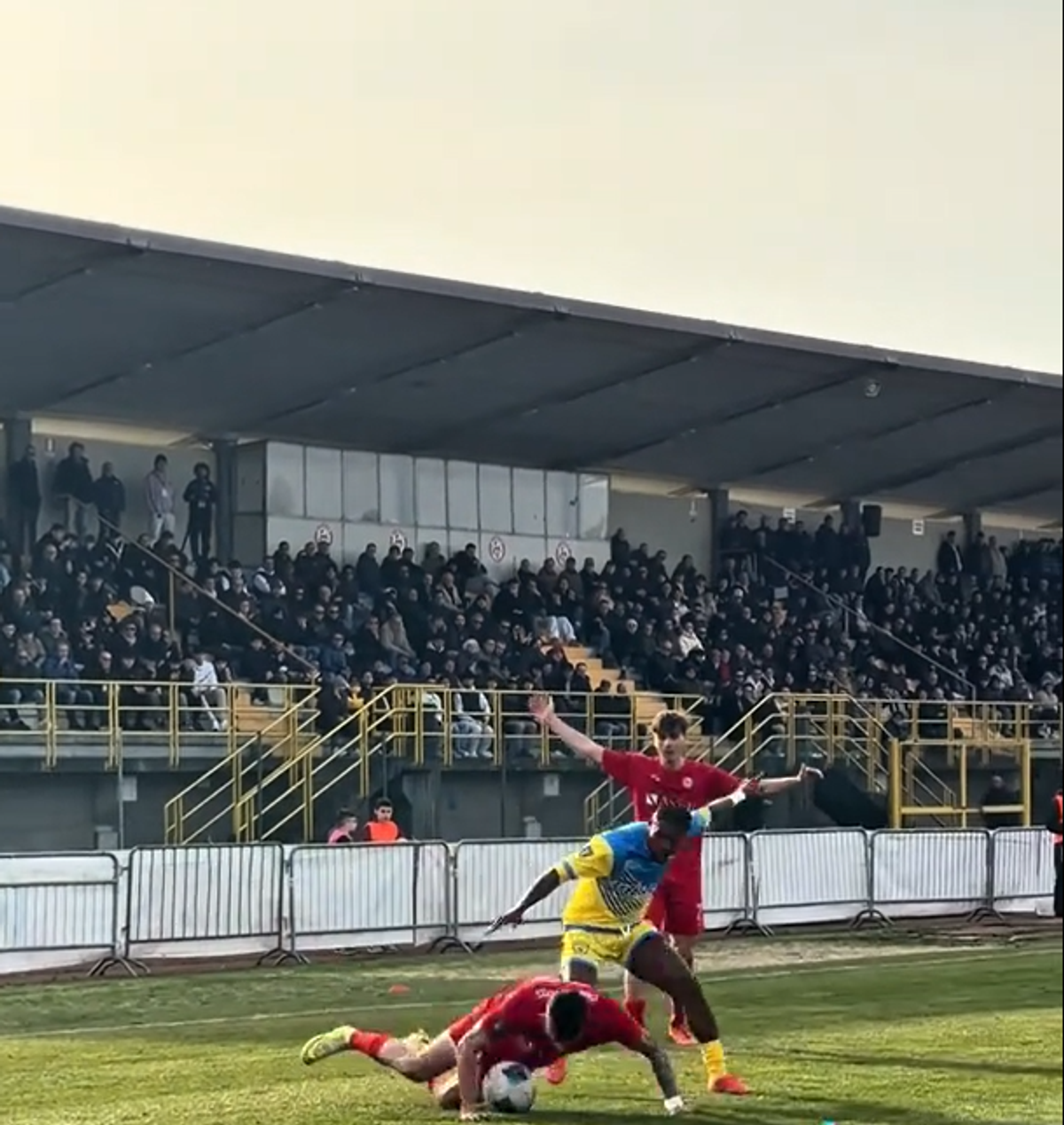 De la Bayern și Juventus, în Serie D! Douglas Costa a evoluat pe un stadion de 750 de locuri