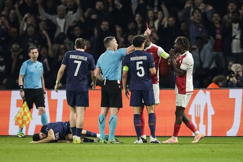 Istvan Kovacs îi arată lui Mamamdou Coulibaly (Monaco) cartonașul roșu / Foto: Imago