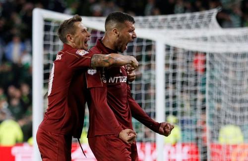 CFR Cluj nu a discutat deocamdată nimic cu jucătorii pentru diminuarea contractelor, iar conducerea plănuiește să achite tot maximum până pe 31 mai. Abia de la 1 iunie ar putea intra în discuție reduceri de 20-25%, dacă sezonul va fi în continuare blocat.