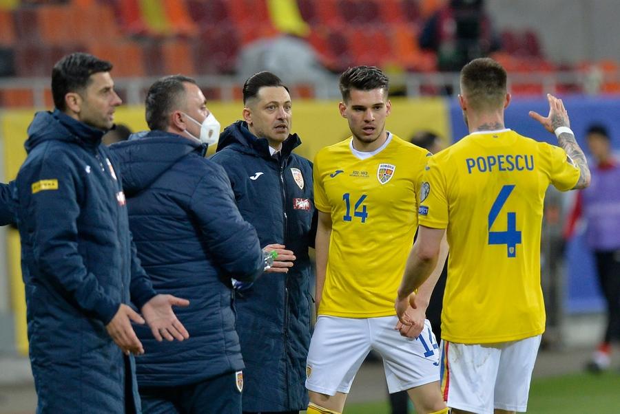 Ianis Hagi și Ovidiu Popescu, singuri cu selecționerul și stafful. Asta e bucuria naționalei după golul eliberator de 3-2 Unde nu a greșit Chiricheș. Gestul nevăzut de la golul lui Hagi