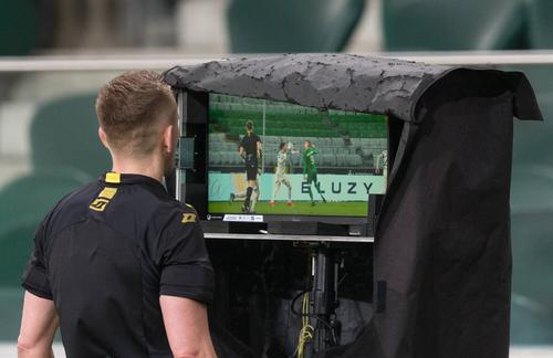 Arbitrul de centru ia
decizia după ce revede faza la monitorul de la marginea terenului
FOTO Imago