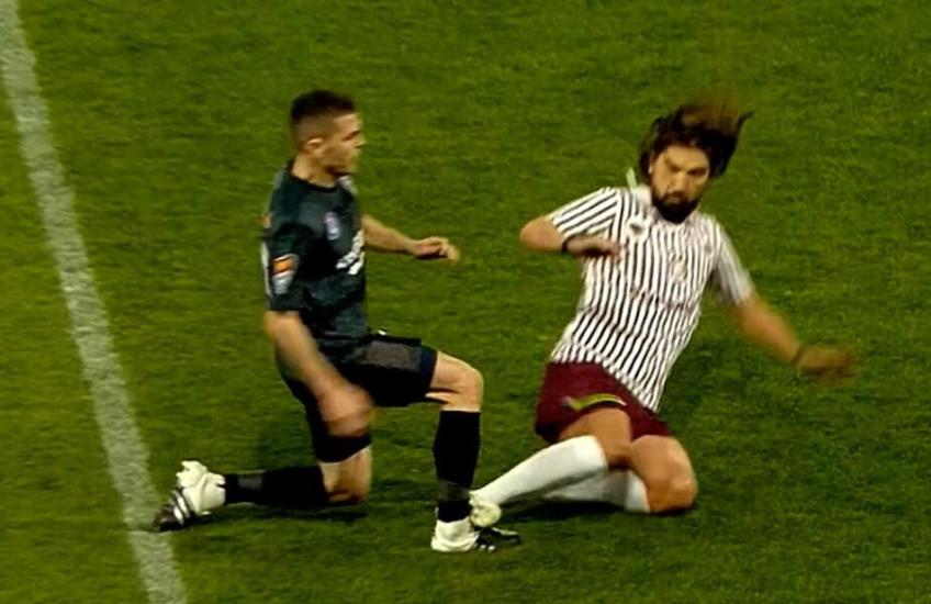 Noul Giulești a fost inaugurat azi. În timpul meciului de old-boys dintre Rapid și Poli Timișoara (2-1), Dan Alexa a avut o intrare brutală.