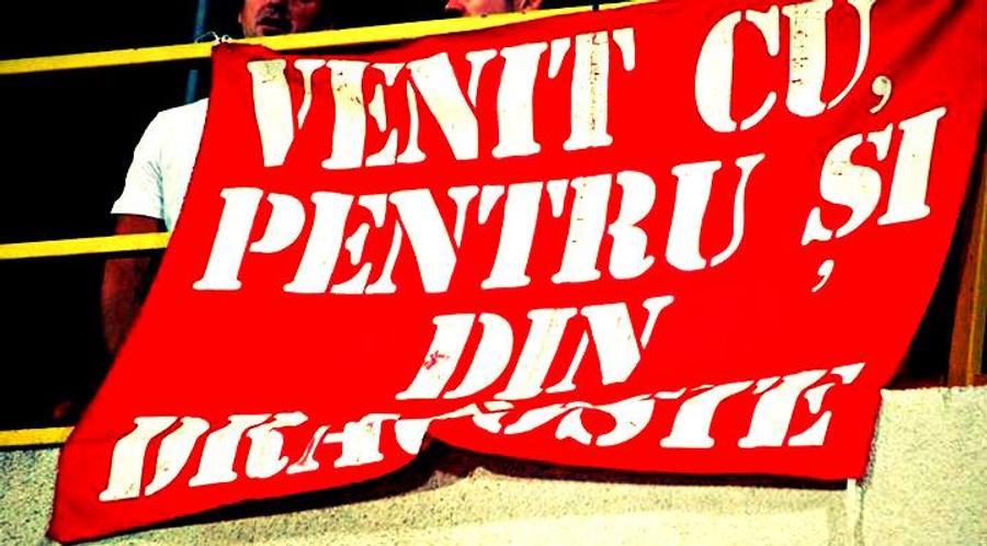 „Venit cu, pentru și din dragoste”. Imaginile cu Francisco Malta m-au dus imediat cu gândul la acest banner, văzut în Liga 1 în 2013. Și de multe ori de atunci „Chiar dacă stăm doar în furtună...”