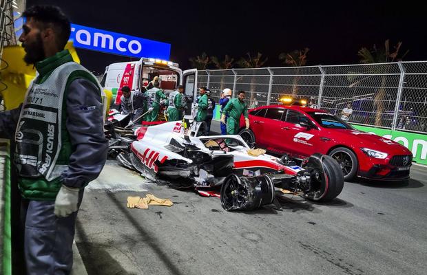 Accident terifiant în calificările din Arabia Saudită » Mașina lui Mick Schumacher s-a rupt în două! Prima reacție a pilotului
