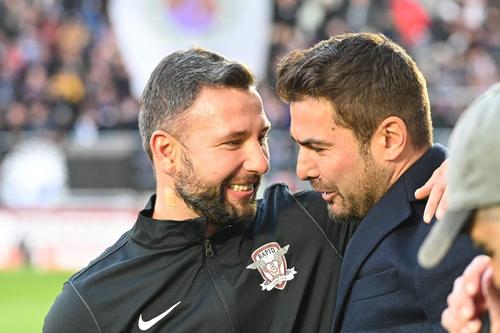 Adrian Mutu, antrenorul Rapidului, a făcut declarații la inaugurarea noului stadion din Giulești. „Briliantul” e impresionat de amploarea evenimentului.