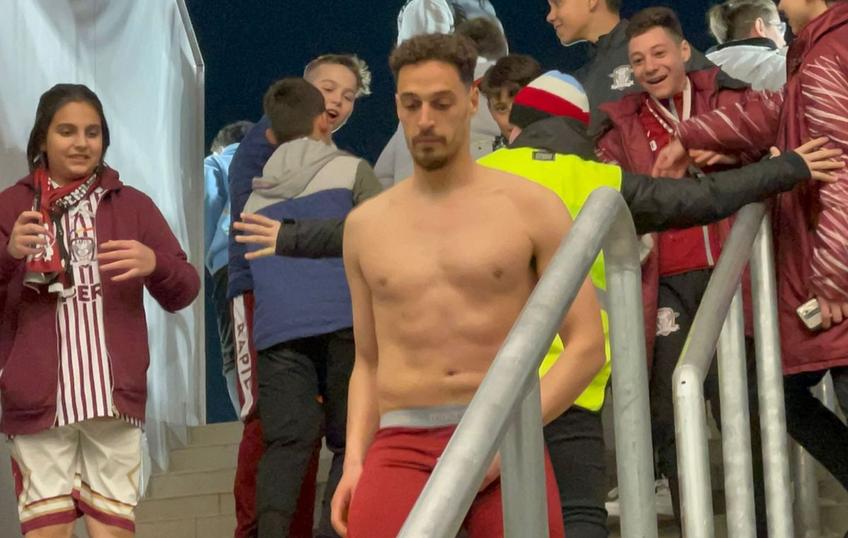 Noul Giulești a fost inaugurat azi. Younes Bnou Marzouk (26 de ani) a marcat singurul gol al amicalului Rapid - Poli Timișoara 1-0. La final, atacantul a rămas doar în boxeri