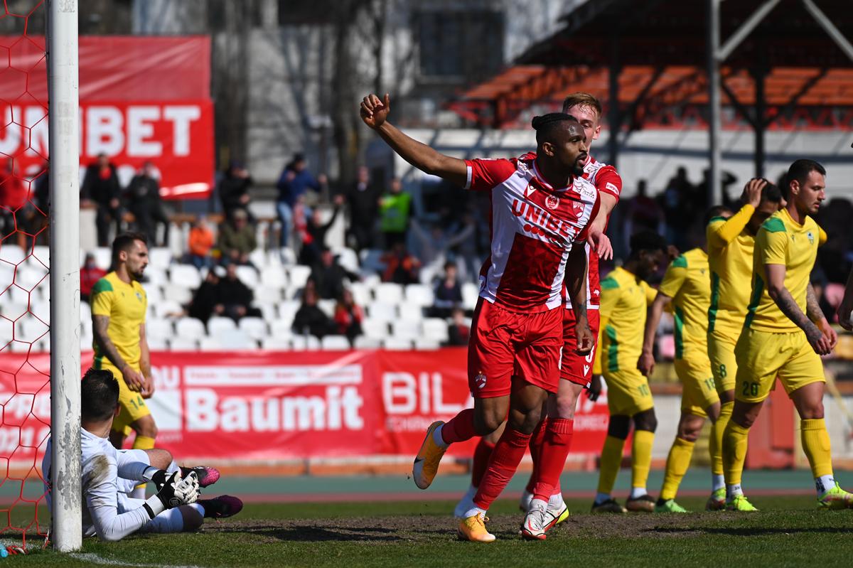 Dinamo, victorie în zece oameni în amicalul cu Zimbru » Eșanu a fost eliminat în finalul primei reprize