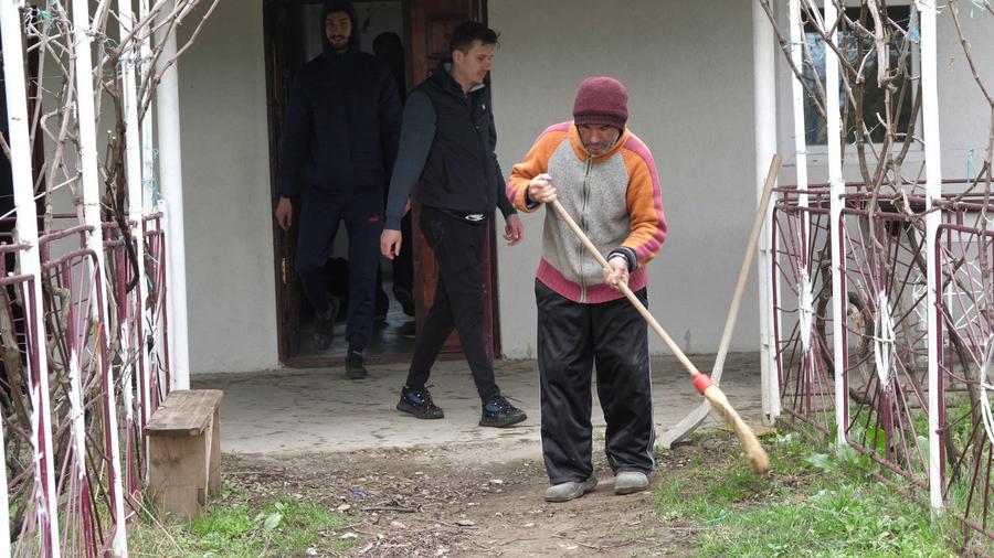 S-a muncit serios înainte de startul meciului prahovean Antrenorul care l-a descoperit pe Budescu a făcut infarct de trei ori! „Dacă ești fotbalist, joci și printre căcăreze!”