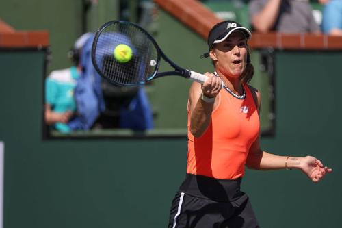 Sorana Cîrstea executând un forehand Foto Imago