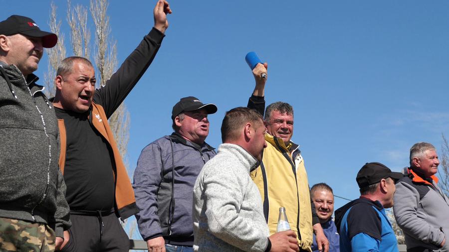 Fanii veniți de la Vulturul Zănoaga au făcut gălăgie cu talanga vacilor Antrenorul care l-a descoperit pe Budescu a făcut infarct de trei ori! „Dacă ești fotbalist, joci și printre căcăreze!”