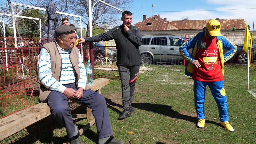 Analiza meciului făcută de cei mai pasionați suporteri Antrenorul care l-a descoperit pe Budescu a făcut infarct de trei ori! „Dacă ești fotbalist, joci și printre căcăreze!”