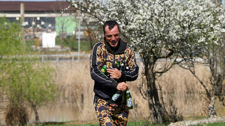 Sătenii s-au alimentat cu multă bere de la magazinul mixt Antrenorul care l-a descoperit pe Budescu a făcut infarct de trei ori! „Dacă ești fotbalist, joci și printre căcăreze!”