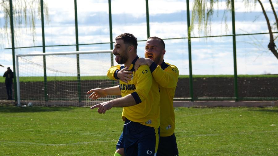 Bucuriile ca în fotbalul mare au fost la ordinea zilei Antrenorul care l-a descoperit pe Budescu a făcut infarct de trei ori! „Dacă ești fotbalist, joci și printre căcăreze!”