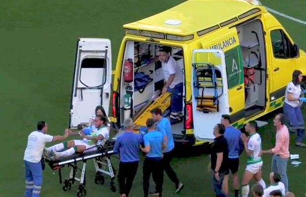 Clipe de spaimă în Spania! A făcut infarct și s-a prăbușit pe teren. Și-a revenit în ambulanță și a vrut să reintre să joace!