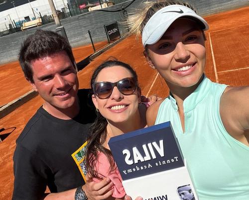 Jaqueline Cristian și echipa sa, cu trofeul de la Palmanova