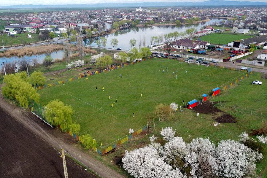 Imagine superbă din dronă cu terenul și bălțile pescarilor din Prahova Antrenorul care l-a descoperit pe Budescu a făcut infarct de trei ori! „Dacă ești fotbalist, joci și printre căcăreze!”