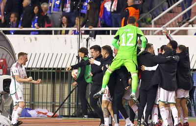 Un fotbalist de liga a treia a egalat semifinalista Mondialului, iar un spectator a căzut în cap pe beton!