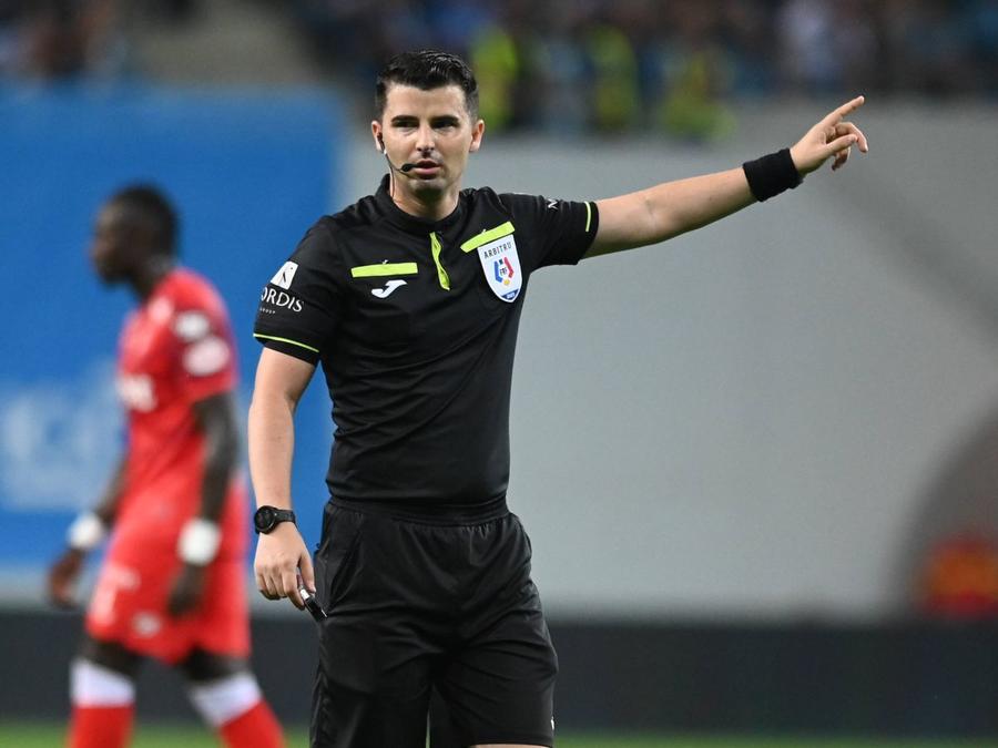 Bogdan Dumitrache/ foto Imago Images 3 arbitri din Superliga nu au voie să mai intre pe teren timp de o lună, inclusiv inamicul lui MM Stoica!