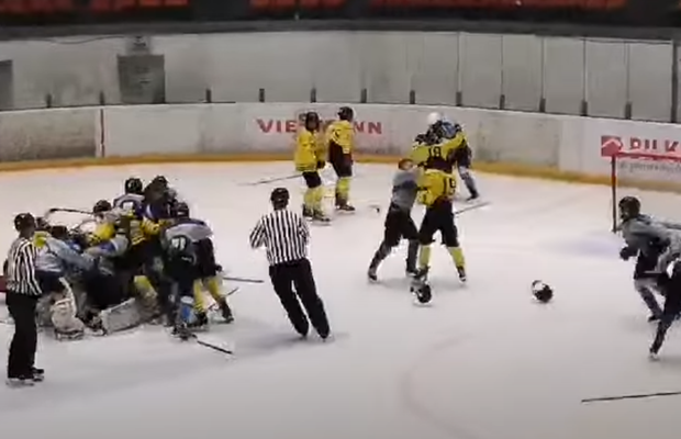 Imagini cu puternic impact emoțional » Copiii de 15 ani s-au lovit cu sălbăticie pe Patinoarul Olimpic din Brașov