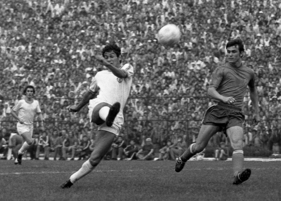 Dinamo - Steaua 5-2, 1 septembrie 1976. În imagine, Mircea Lucescu (stânga) și Ștefan Sameș (dreapta) Povestea singurului suporter român elogiat printr-o scenografie 3D » Momentul care a dinamitat rivalitatea Dinamo - Steaua: „Până atunci, steliștii erau neimportanți”