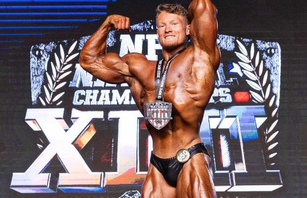 La doar 19 ani, i-a doborât lui Arnold Schwarzenegger recordul vechi de 57 de ani!