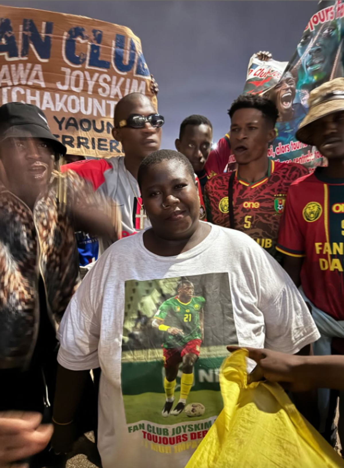 Susținătorii lui Joyskim Dawa au făcut spectacol în Camerun