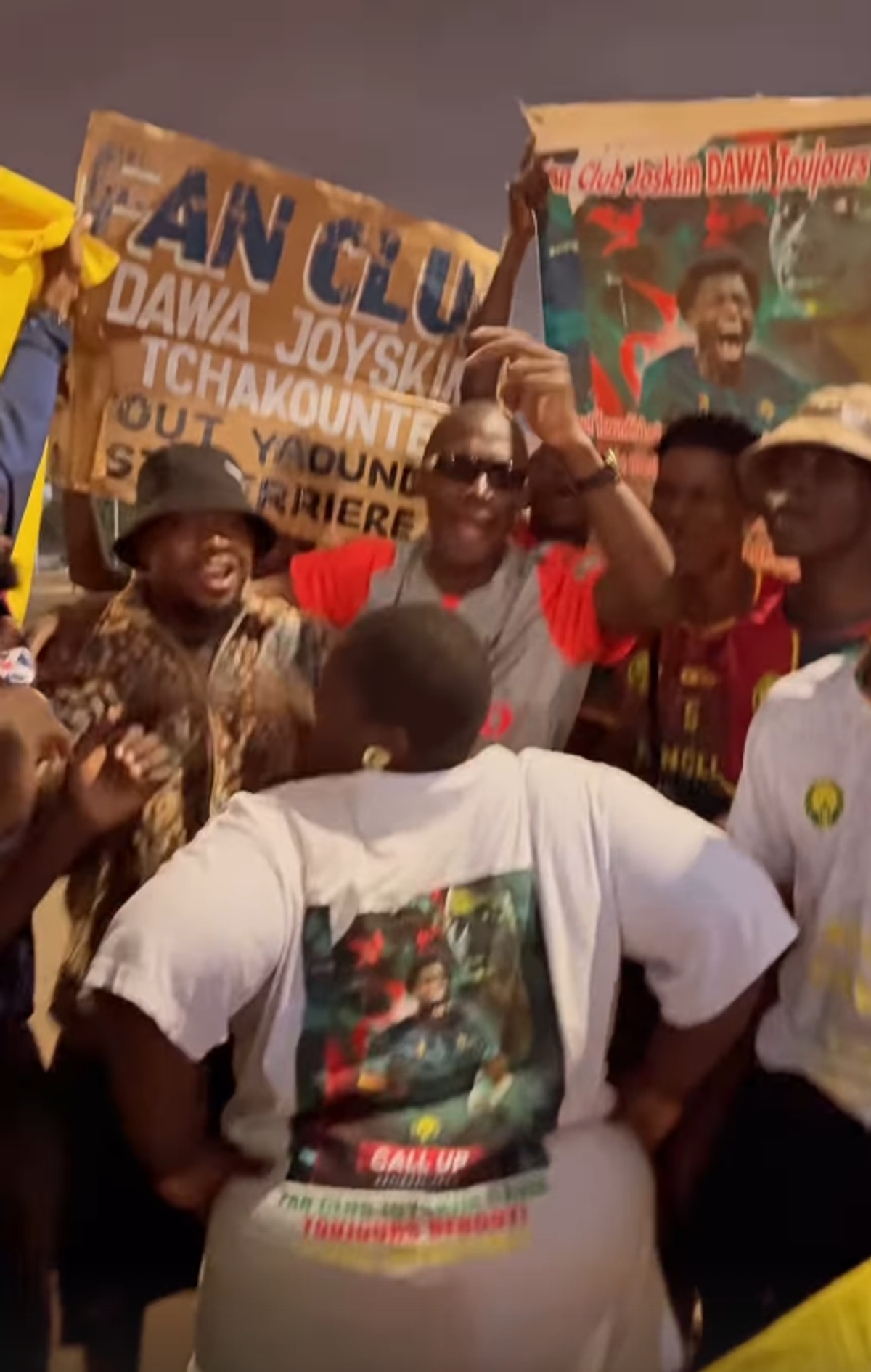Susținătorii lui Joyskim Dawa au făcut spectacol în Camerun