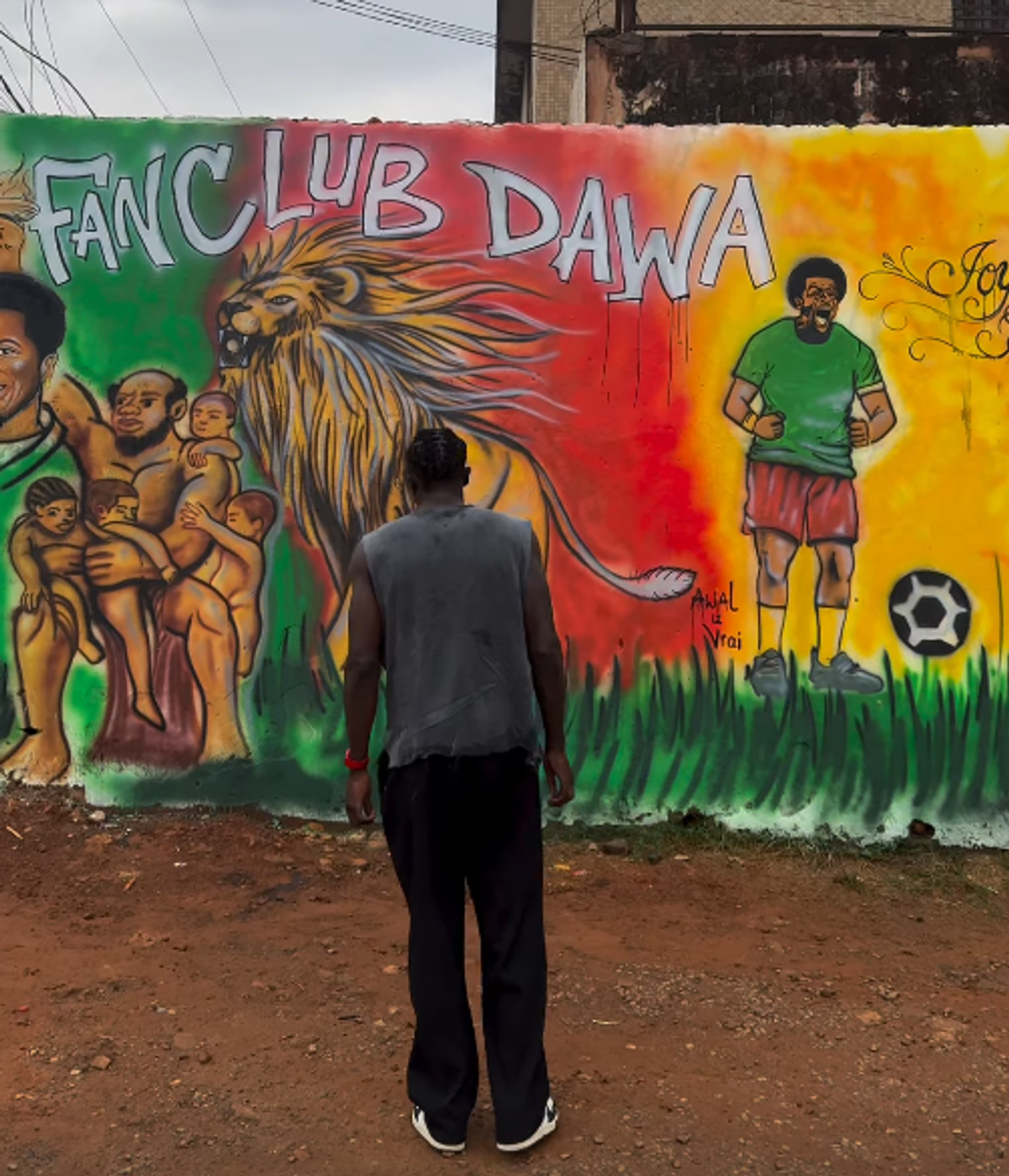 Susținătorii lui Joyskim Dawa au făcut spectacol în Camerun