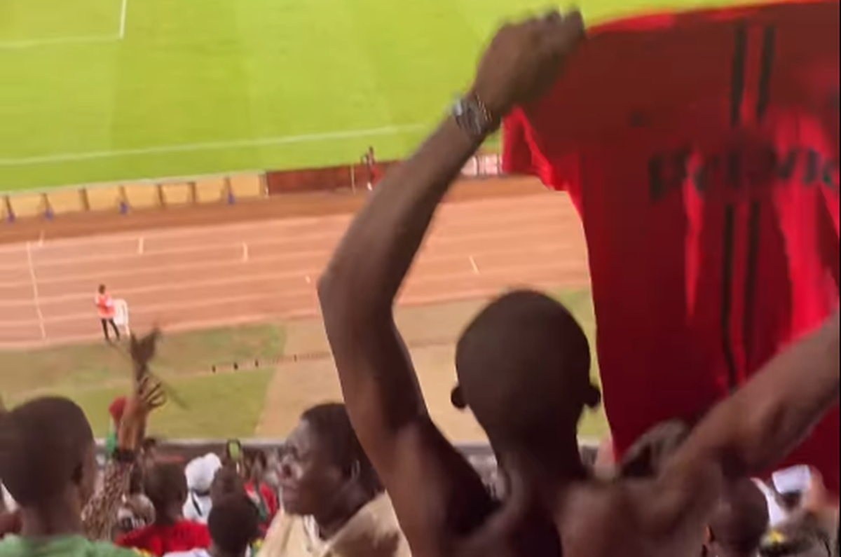 Susținătorii lui Joyskim Dawa au făcut spectacol în Camerun