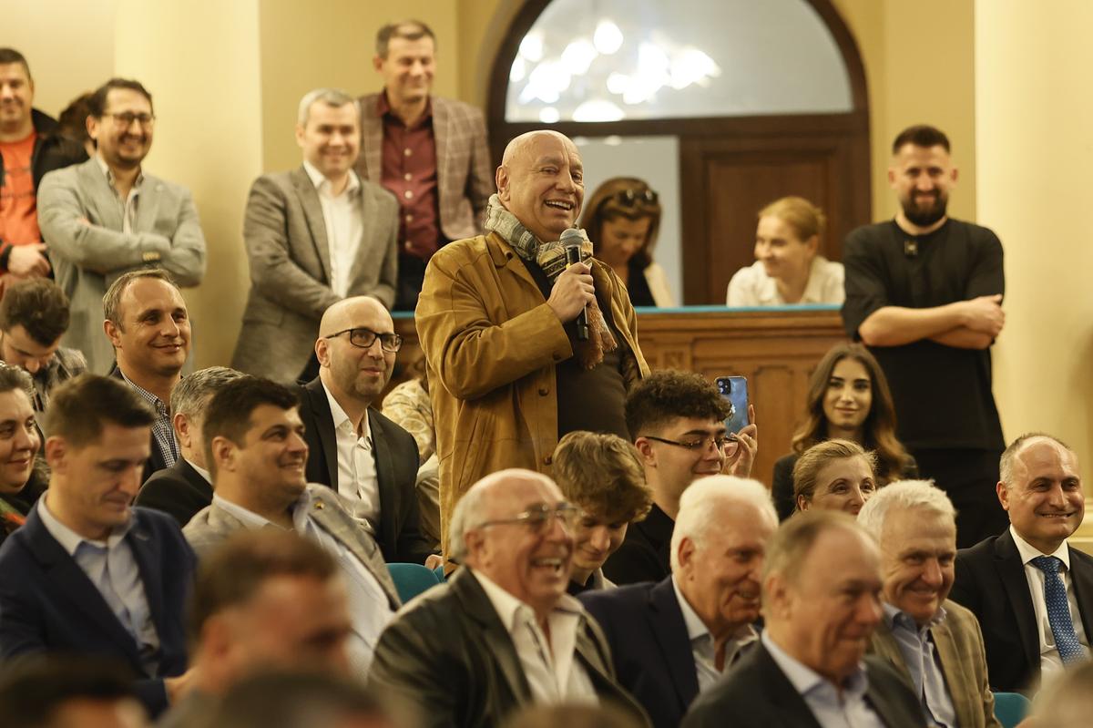 Gică Hagi și-a lansat cartea autobiografică: „Am iubit mingea. După aceea, familia!” » Lucescu a stârnit hohote de râs în Aula de la ASE: „Când a sărit la ăla, știi cum a zburat în cameră?”