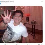 Diego Maradona indicând numărul de goluri pe care le-a înscris Argentina