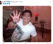 Diego Maradona indicând numărul de goluri pe care le-a înscris Argentina