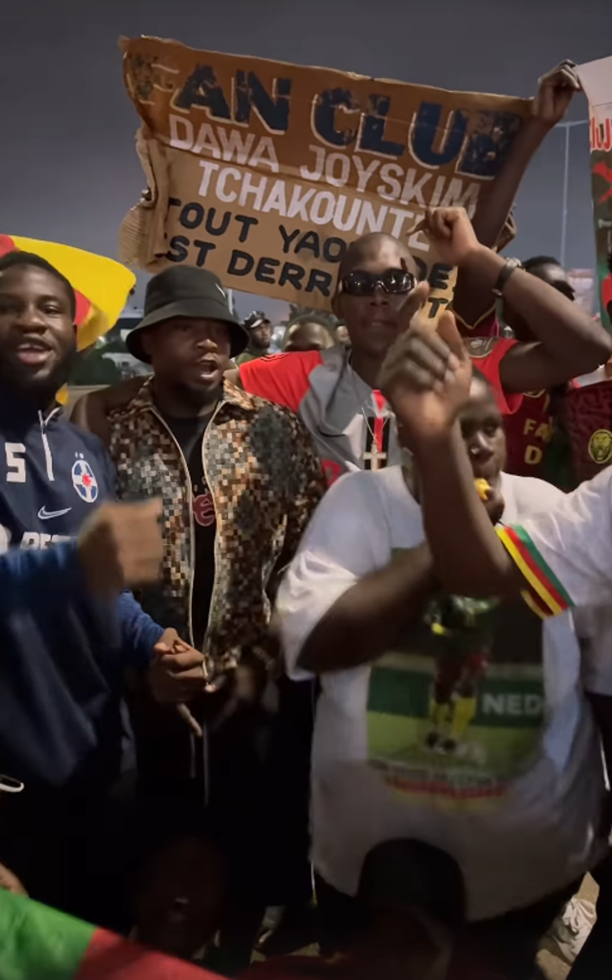 Susținătorii lui Joyskim Dawa au făcut spectacol în Camerun