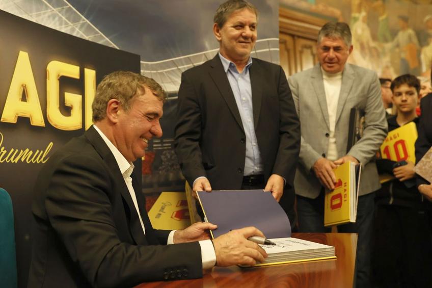 Hagi s-a amuzat când a venit momentul să-i dea un autograf lui Lăcătuș. Foto: Cristi Preda (GSP)