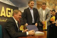 Gică Hagi și-a lansat cartea autobiografică: „Am iubit mingea. După aceea, familia!” » Lucescu a stârnit hohote de râs în Aula de la ASE: „Când a sărit la ăla, știi cum a zburat în cameră?”