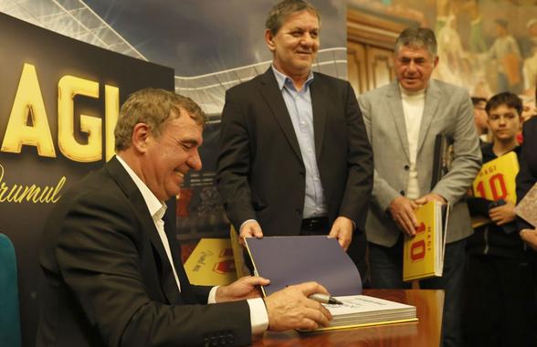 Gică Hagi și-a lansat cartea autobiografică: „Am iubit mingea. După aceea, familia!” » Lucescu a stârnit hohote de râs în Aula de la ASE: „Când a sărit la ăla, știi cum a zburat în cameră?”