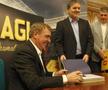 Hagi s-a amuzat când a venit momentul să-i dea un autograf lui Lăcătuș. Foto: Cristi Preda (GSP)