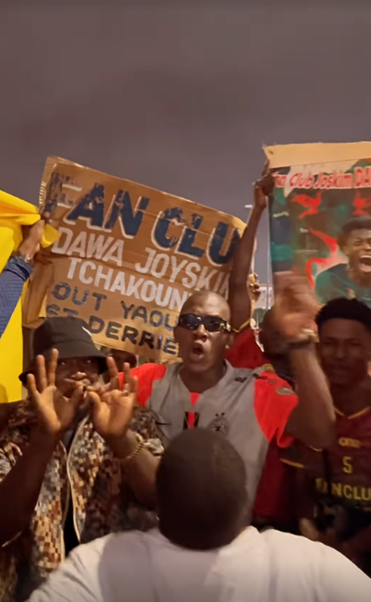 Susținătorii lui Joyskim Dawa au făcut spectacol în Camerun