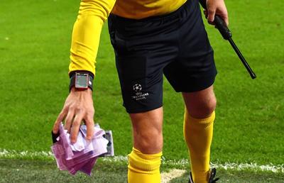 Aveți idee cât câștigă un arbitru în Premier League? Howard Webb a dezvăluit toate salariile