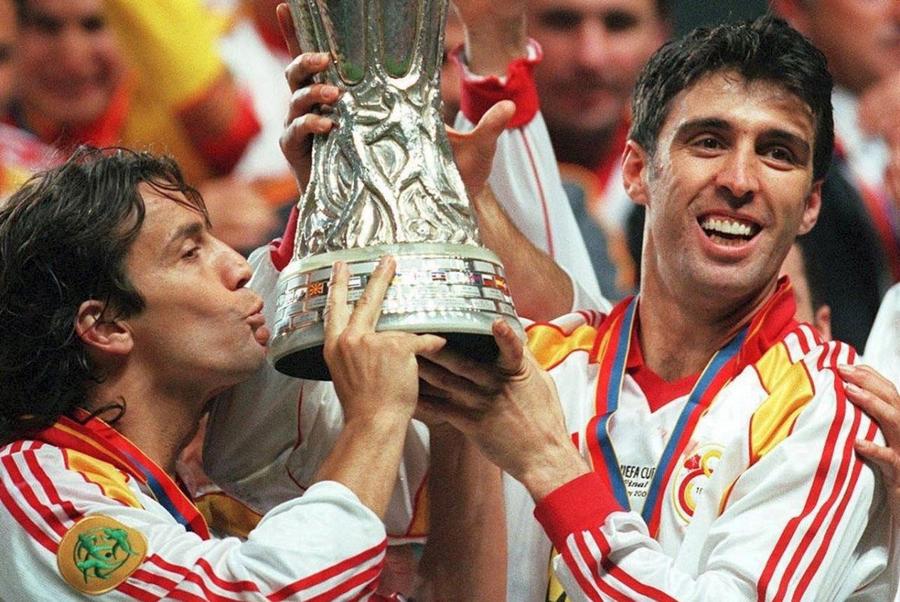 Hakan Șukur, în dreapta, foto: Guliver/gettyimages Scandal cât eliminarea în sine! Numele urât de toată Turcia, plătit să apară de mai multe ori pe tabelă la Cupa Mondială