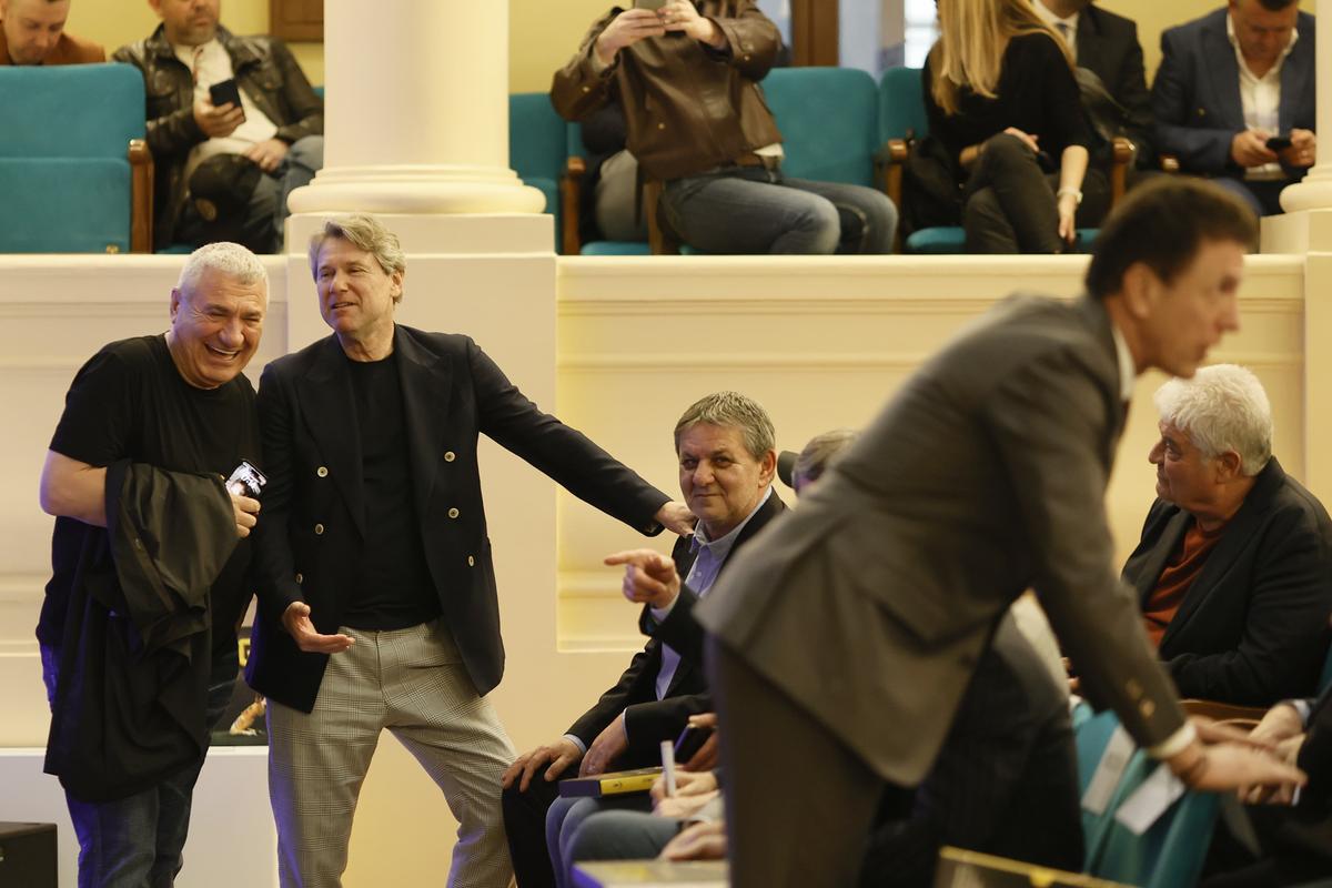 Gică Hagi și-a lansat cartea autobiografică: „Am iubit mingea. După aceea, familia!” » Lucescu a stârnit hohote de râs în Aula de la ASE: „Când a sărit la ăla, știi cum a zburat în cameră?”
