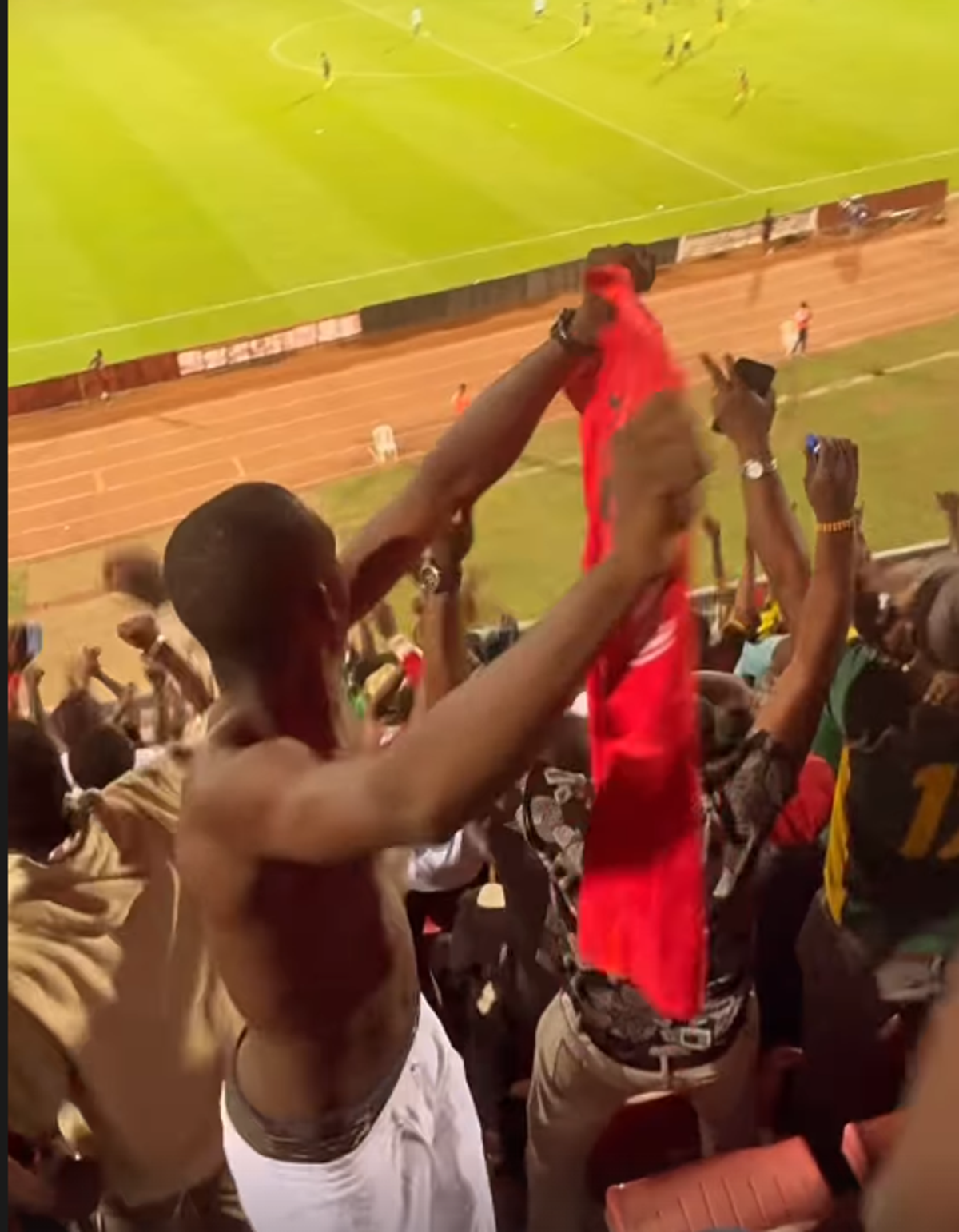 Susținătorii lui Joyskim Dawa au făcut spectacol în Camerun
