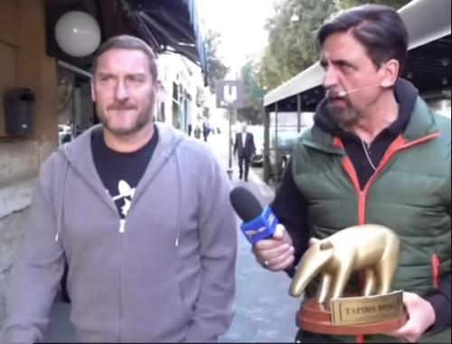 Francesco Totti a refuzat premiul Tapiro d'Oro din partea emisiunii satirice Striscia la notizia / Foto: Instagram valerio_staffelli
