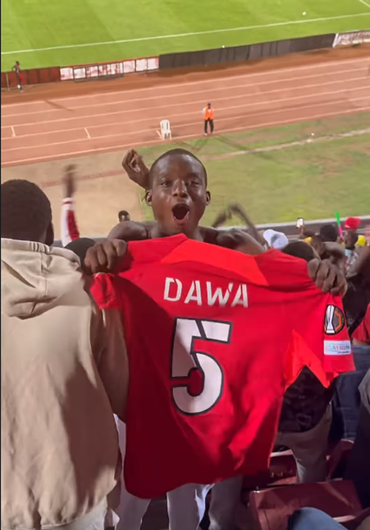 „Dawa eee” » Imagini colosale cu fundașul de la FCSB printre fanii din Africa