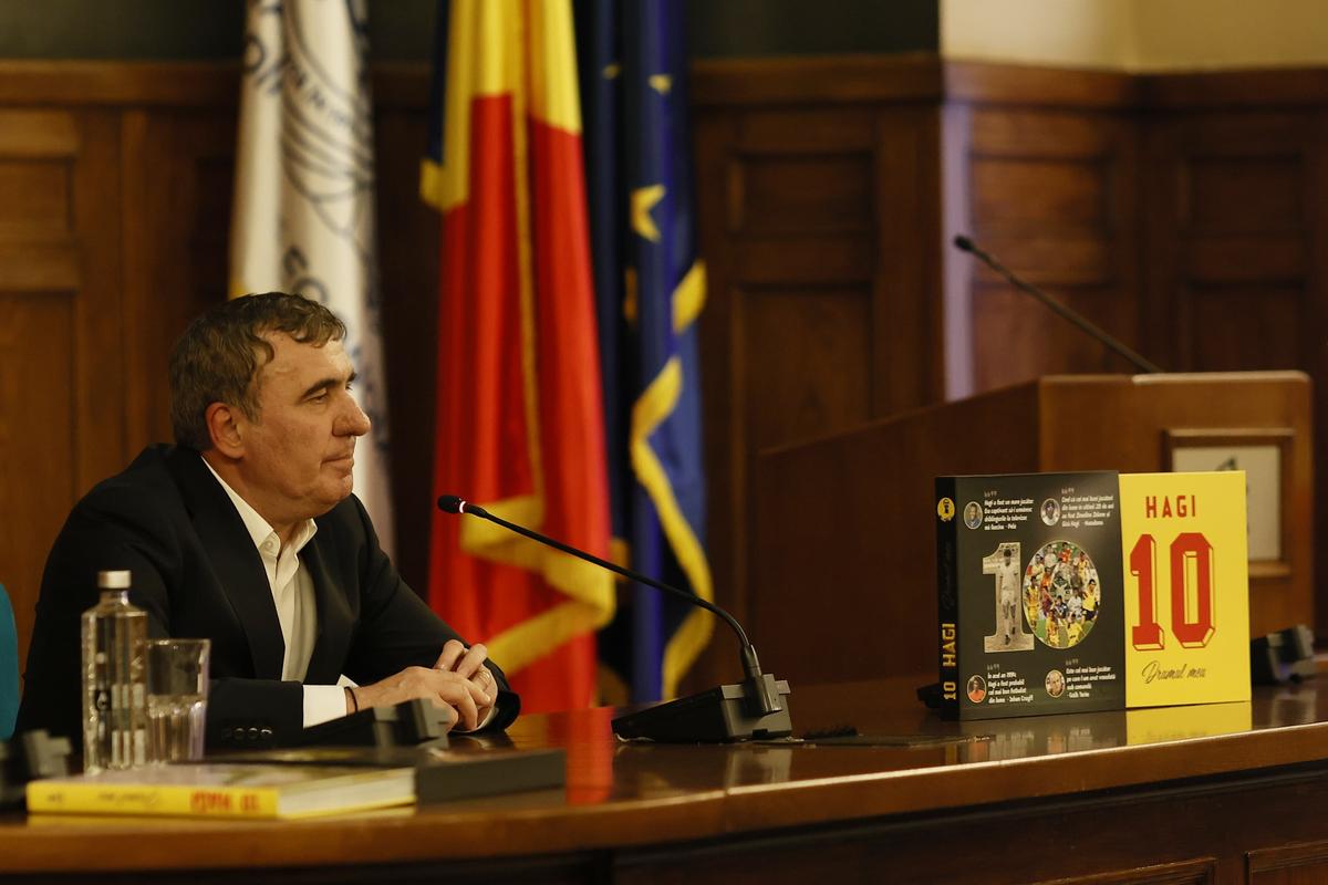 Gică Hagi și-a lansat cartea autobiografică: „Am iubit mingea. După aceea, familia!” » Lucescu a stârnit hohote de râs în Aula de la ASE: „Când a sărit la ăla, știi cum a zburat în cameră?”