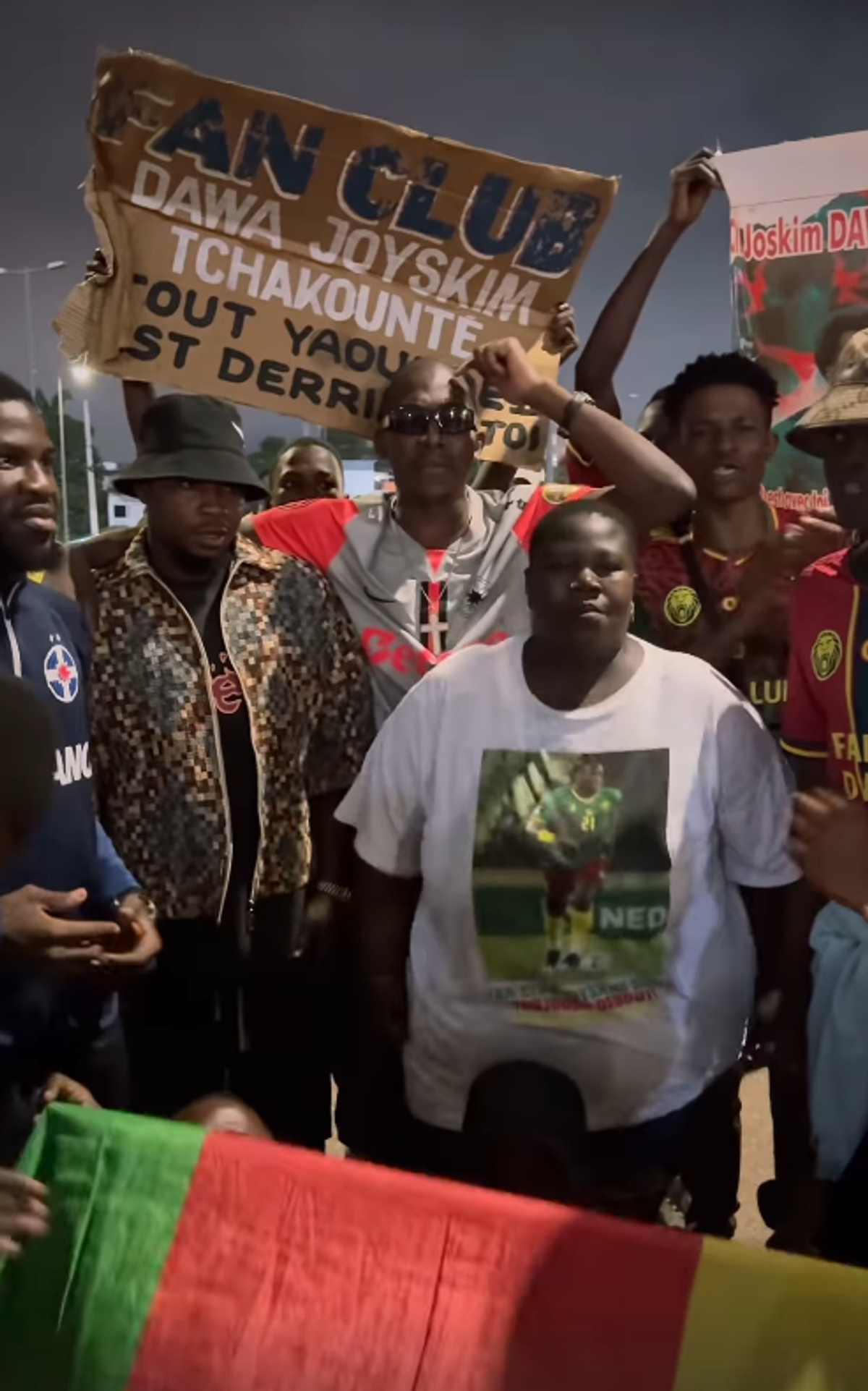 Susținătorii lui Joyskim Dawa au făcut spectacol în Camerun