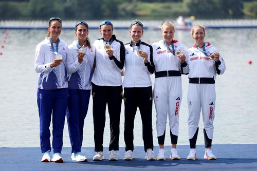 Rebecca Wilde, alături de colega ei pe podiumul olimpic/Foto: Getty Images