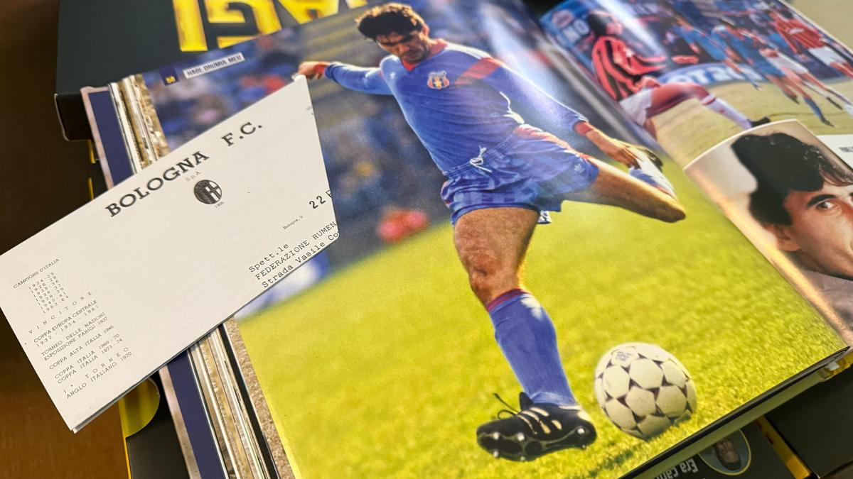 Gică Hagi și-a lansat cartea autobiografică: „Am iubit mingea. După aceea, familia!” » Lucescu a stârnit hohote de râs în Aula de la ASE: „Când a sărit la ăla, știi cum a zburat în cameră?”